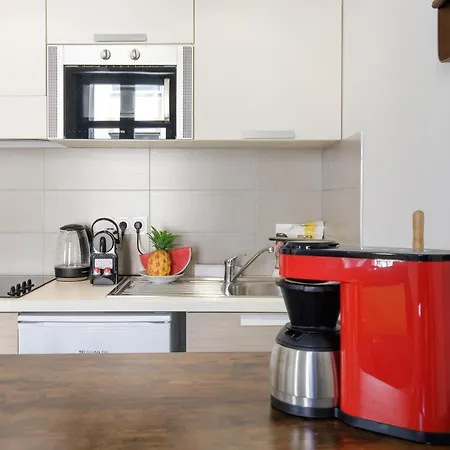 Doris Yourhosthelper * Cannes